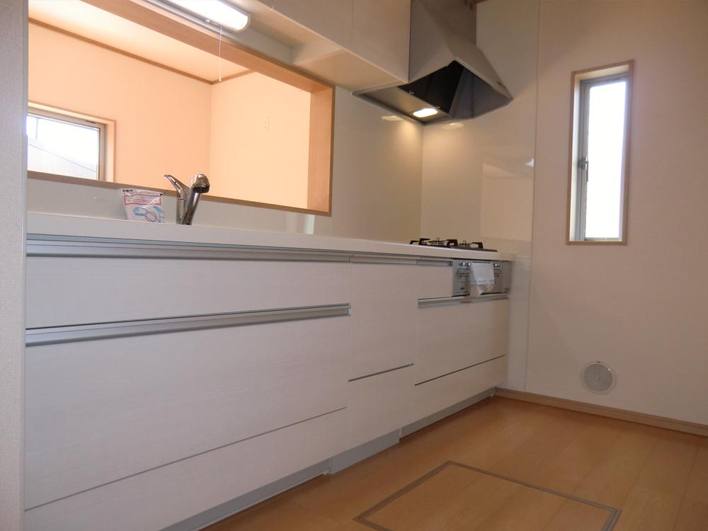 Same specifications photo (kitchen). ◇ Kitchen ◇  Popularity of face-to-face ・ Artificial marble top system Kitchen ・ Water purifier built-in hand shower ・ Quiet specification sink ・ Si sensor stove ・ Cupboard hanging with earthquake-resistant latch ・ Underfloor storage, etc.