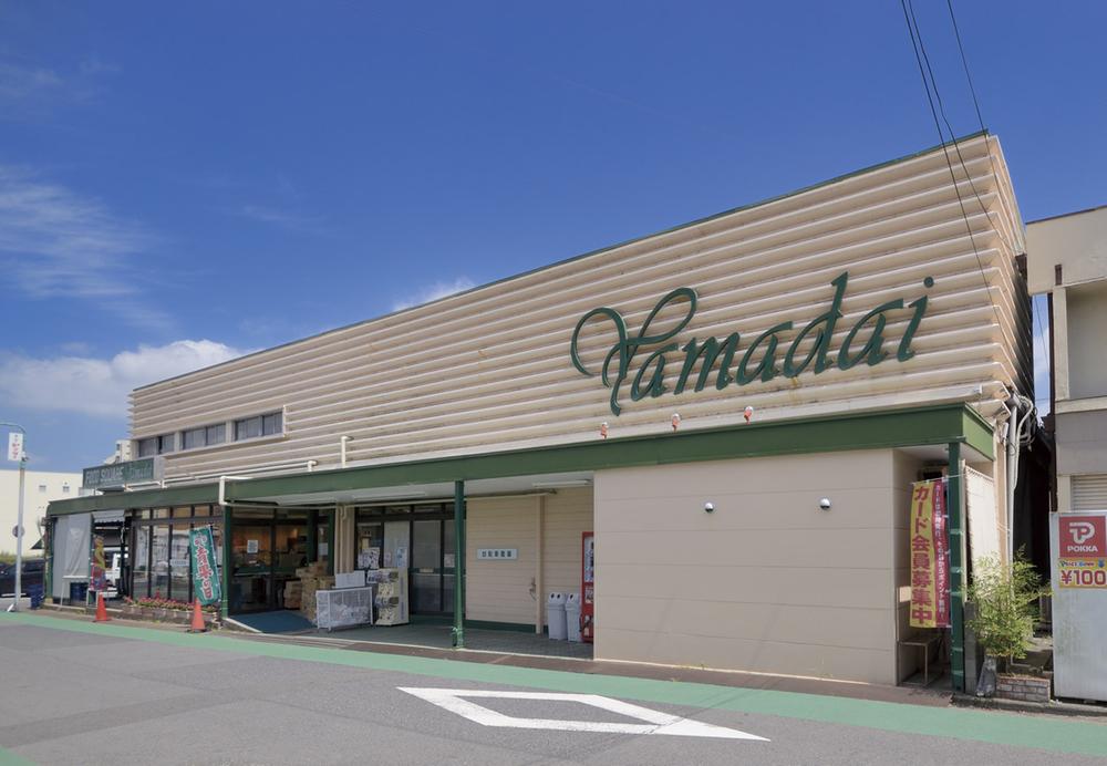 Supermarket. Super Yamadai Narumi to the store 930m