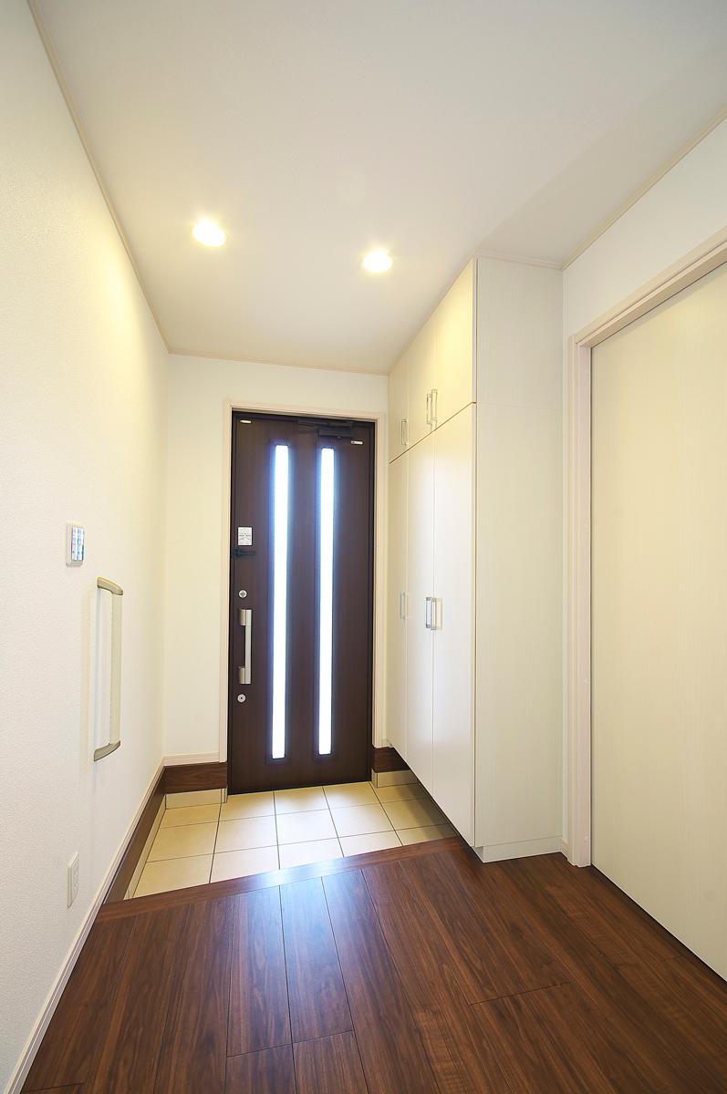 Entrance. No.3 buildings Entrance hall of the spread will welcome (October 2013 shooting)