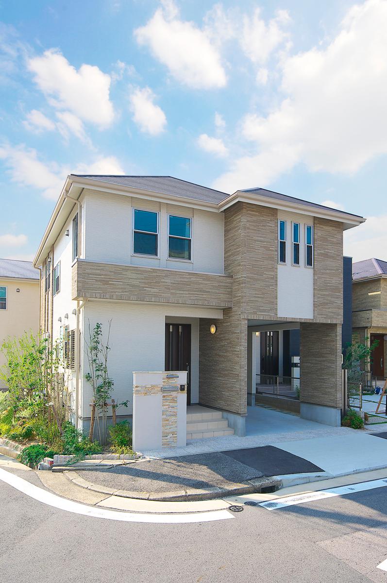 Local appearance photo. No.3 buildings North side appearance with a built-in garage (October 2013 shooting)