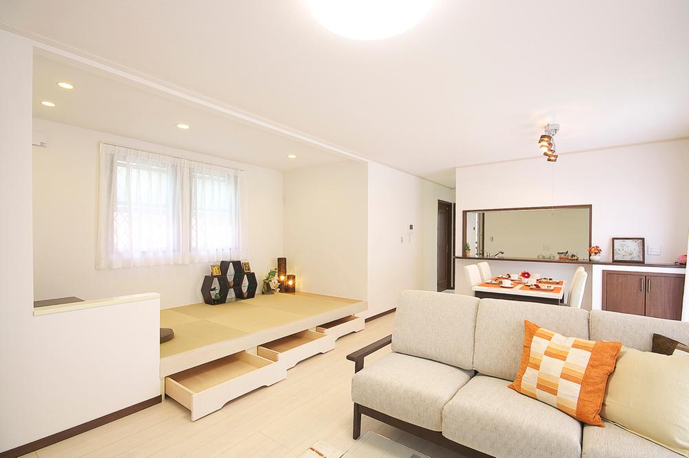Living. No.12 buildings About 22.5 Pledge LDK + tatami corner where you can relax comfortably (October 2013 shooting)