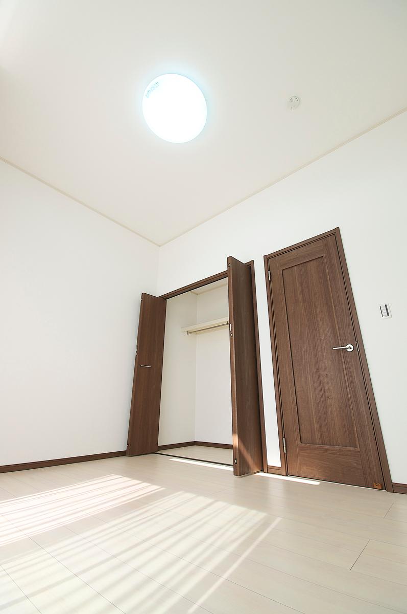 Non-living room. No.12 buildings Ceiling height of about 2.9m of Western-style (2013 October shooting)