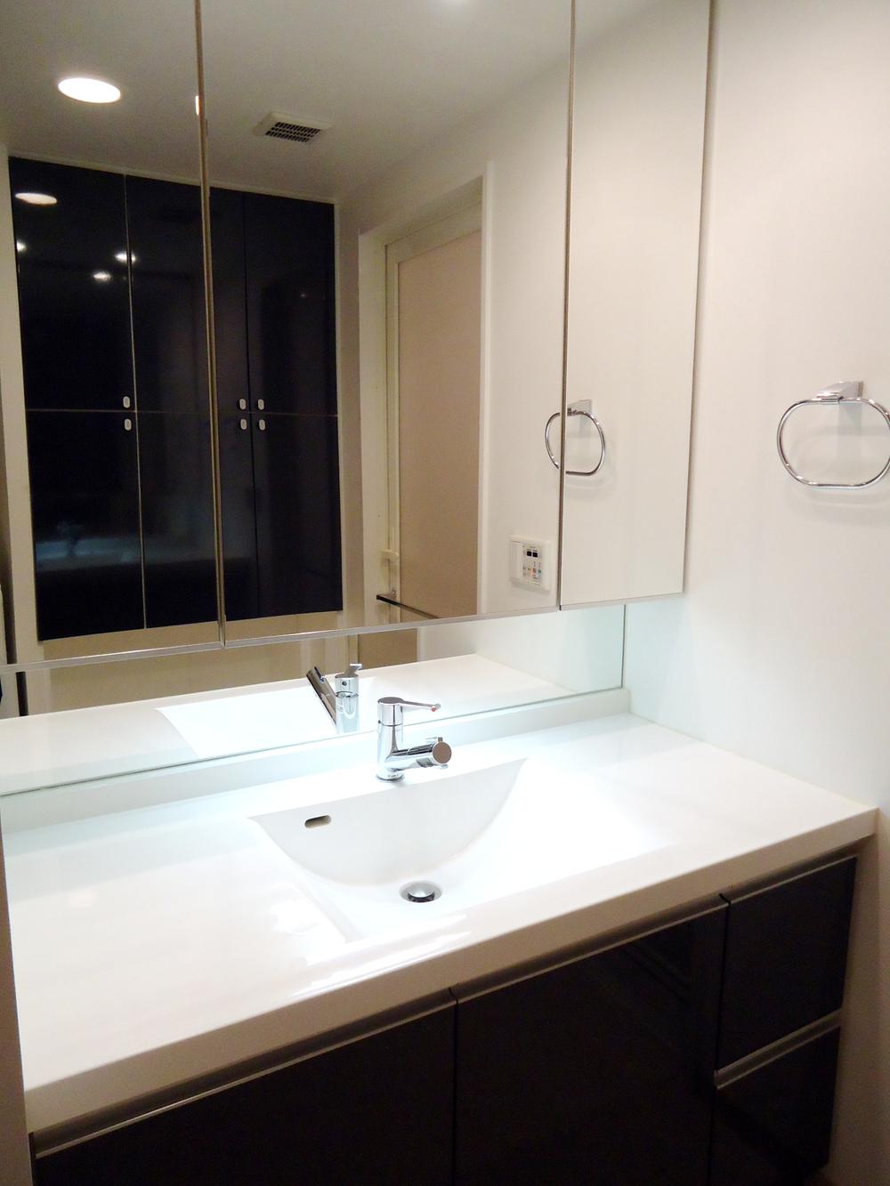 Wash basin, toilet. Indoor (09 May 2013) Shooting