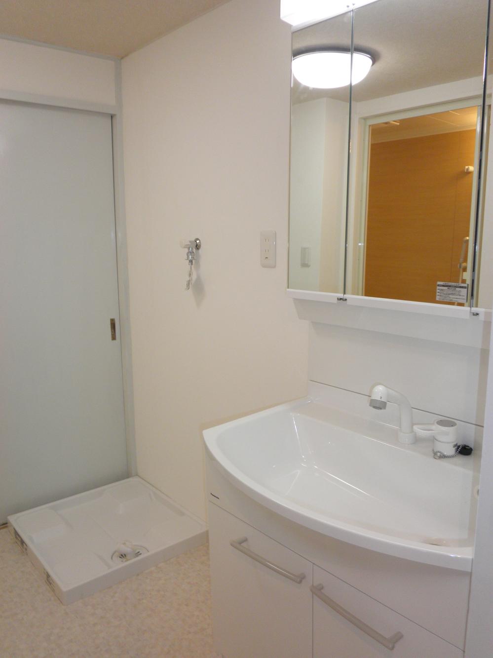 Wash basin, toilet. Indoor (12 May 2013) Shooting