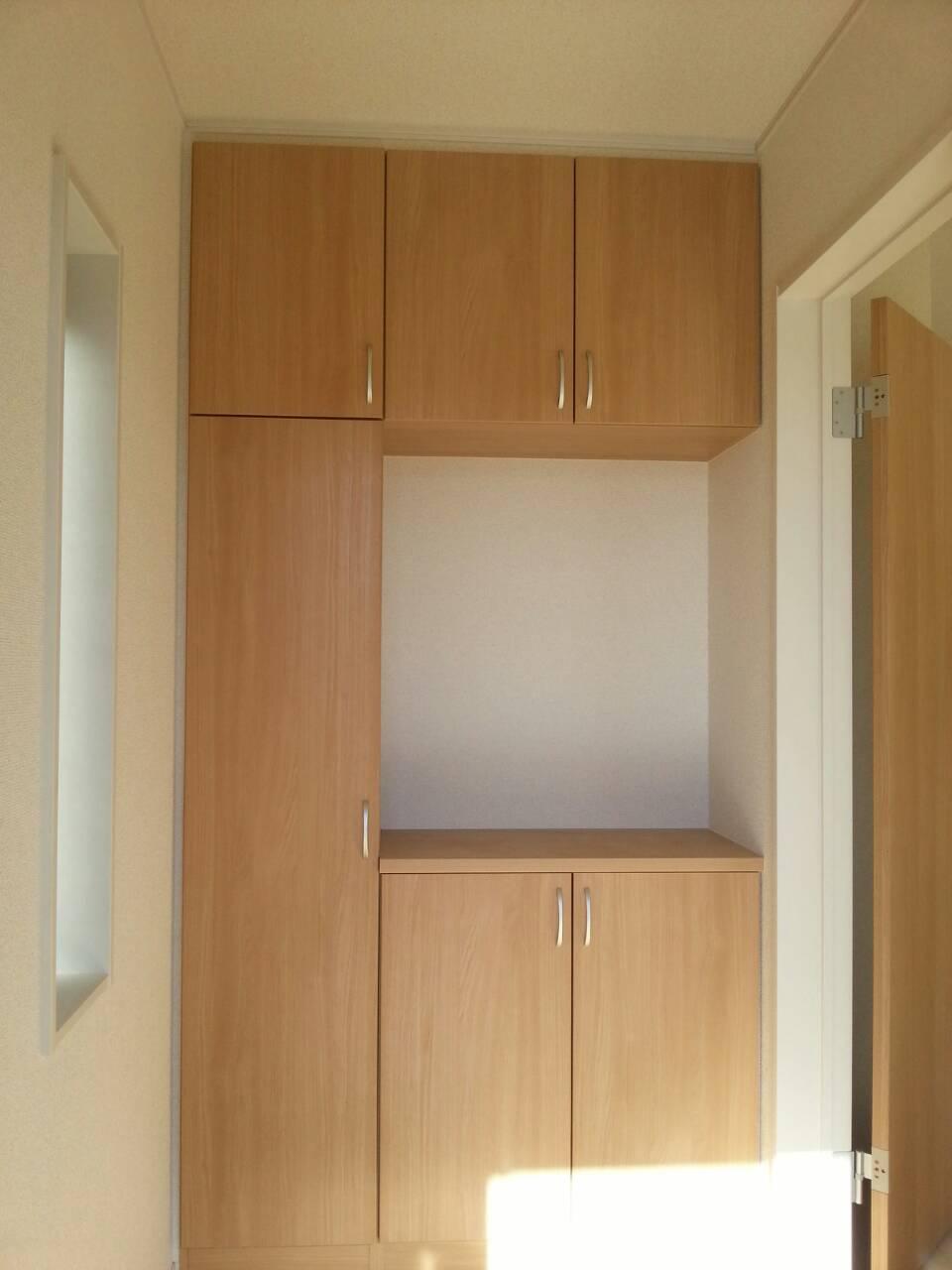 Receipt. Front door clean, with cupboard!
