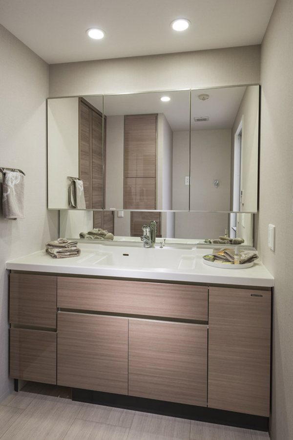 Bathing-wash room.  [bathroom] It provides a convenient large three-sided mirror to check groomed to vanity. The Kagamiura have storage space, such as cosmetics and accessories are provided (D1 type model room)