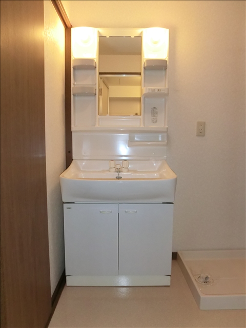 Washroom. Bathroom vanity ・ This washing machine Storage