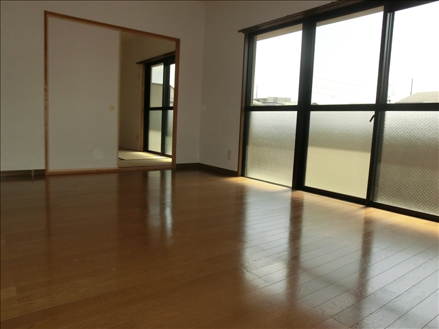 Living and room. It is LDK that can be used by connecting a Japanese-style room