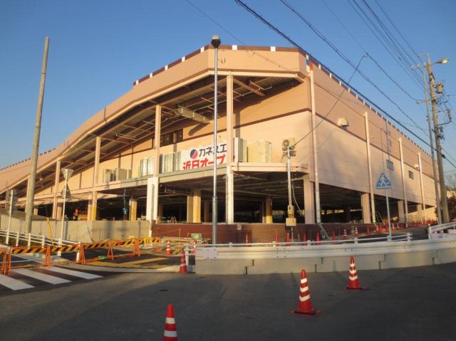 Shopping centre. Kanesue until the (shopping center) 670m