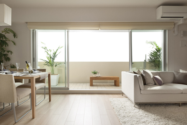 Living.  [Free open sash] In LD sash, Adopted four arguments difference window of. Since the free and open format, Easier to enter and exit to the balcony from anywhere, Masu fun Me a sense of unity and openness of the living (D type model room)