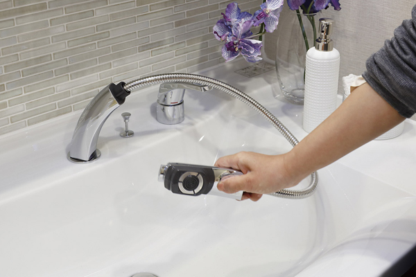 Bathing-wash room.  [Hand Shower Faucets] Easily can shampoo if stretch the nozzle part, It is also useful in front of the dressing outing (same specifications)