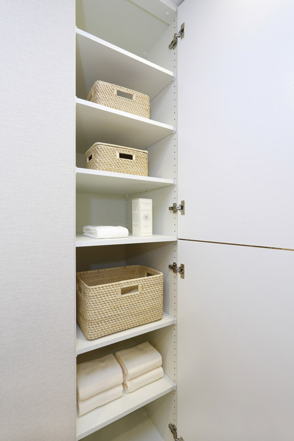 Bathing-wash room.  [Linen cabinet] To wash room, For storage, such as a towel and change of clothes you have convenient linen cabinet is installed (same specifications)