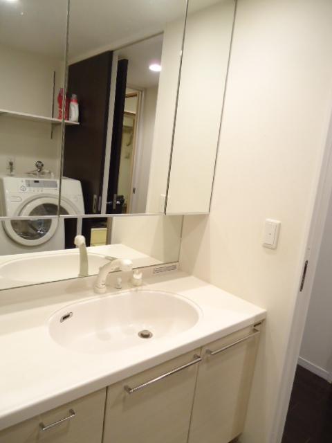 Wash basin, toilet. Indoor (September 2013) Shooting