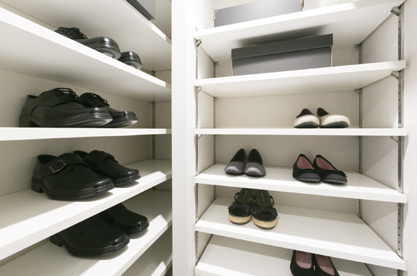 A lot of shoes of the entrance that Shimae shoes in cloak. Let move the shelves, Also fits neat boots