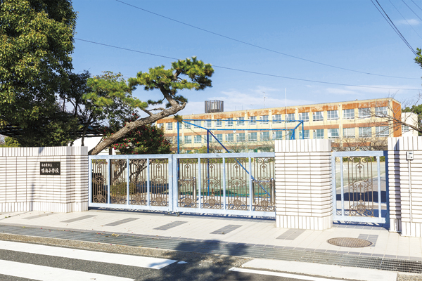 Surrounding environment. Municipal Narumi elementary school (a 9-minute walk ・ About 650m)