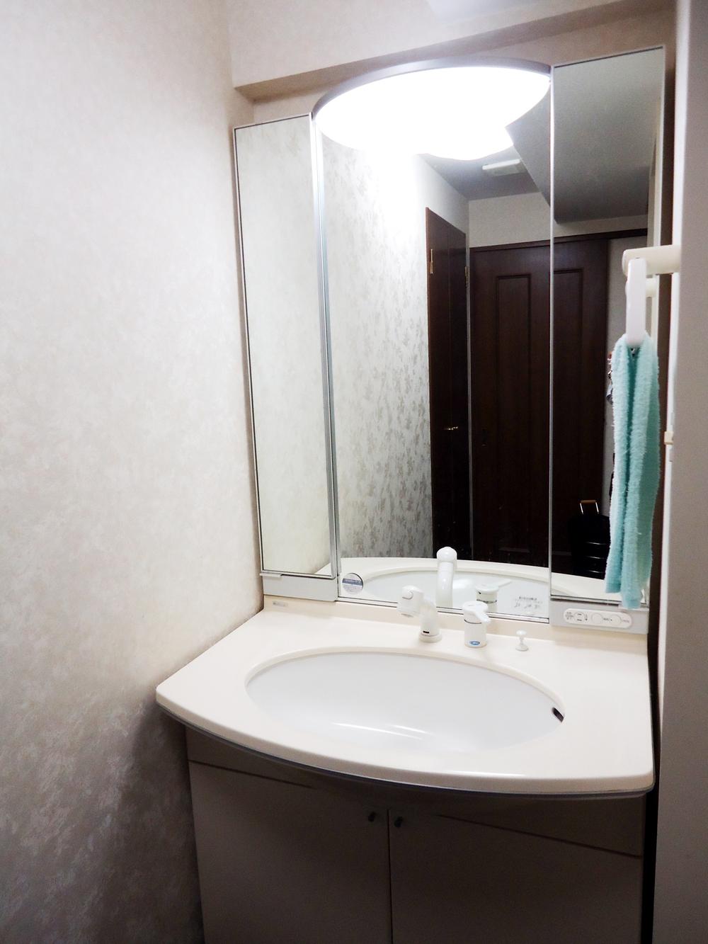 Wash basin, toilet. Room (August 2013) Shooting