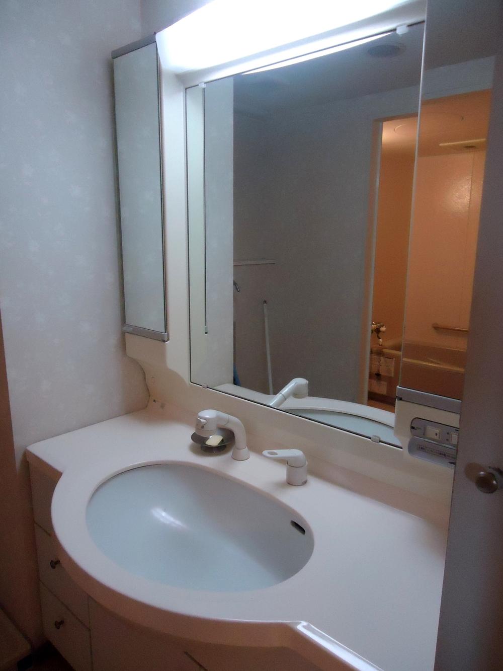 Wash basin, toilet. Indoor (11 May 2013) Shooting