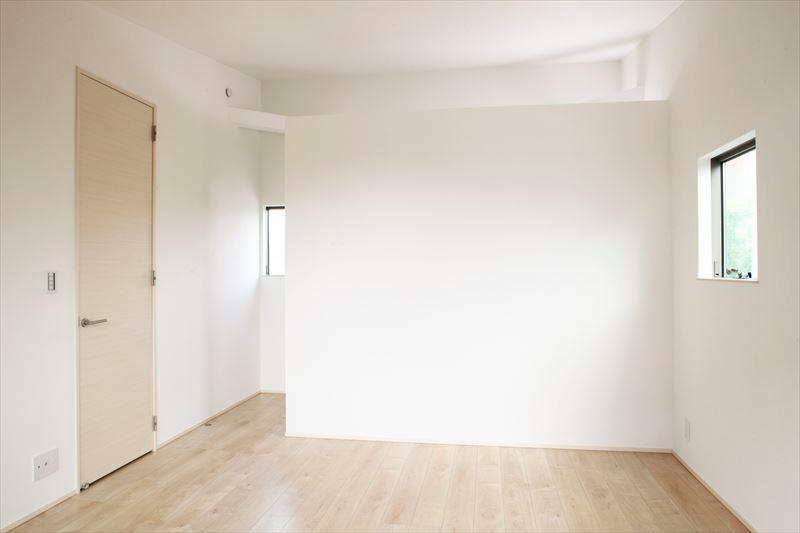 Non-living room. Produce a sense of openness with a gradient ceiling master bedroom, which nestled the building B Master Bedroom WIC.