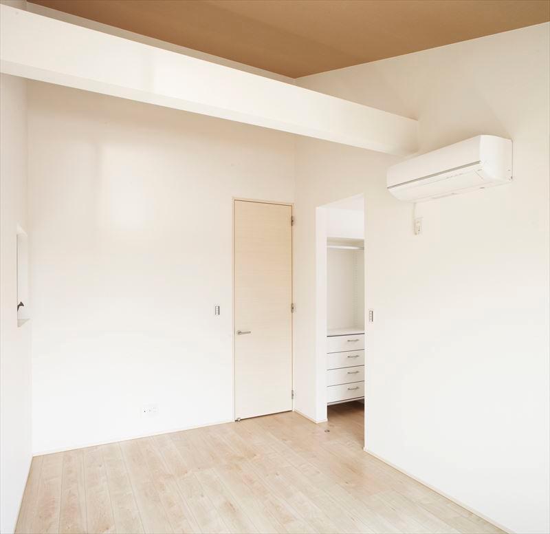 Non-living room. Directing the open space in the Building C Master Bedroom gradient ceiling. Equipped with a WIC, You can keep clean the room. 