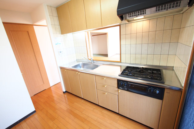 Kitchen.  ☆ Also it overlooks the living from the face-to-face kitchen ☆ 