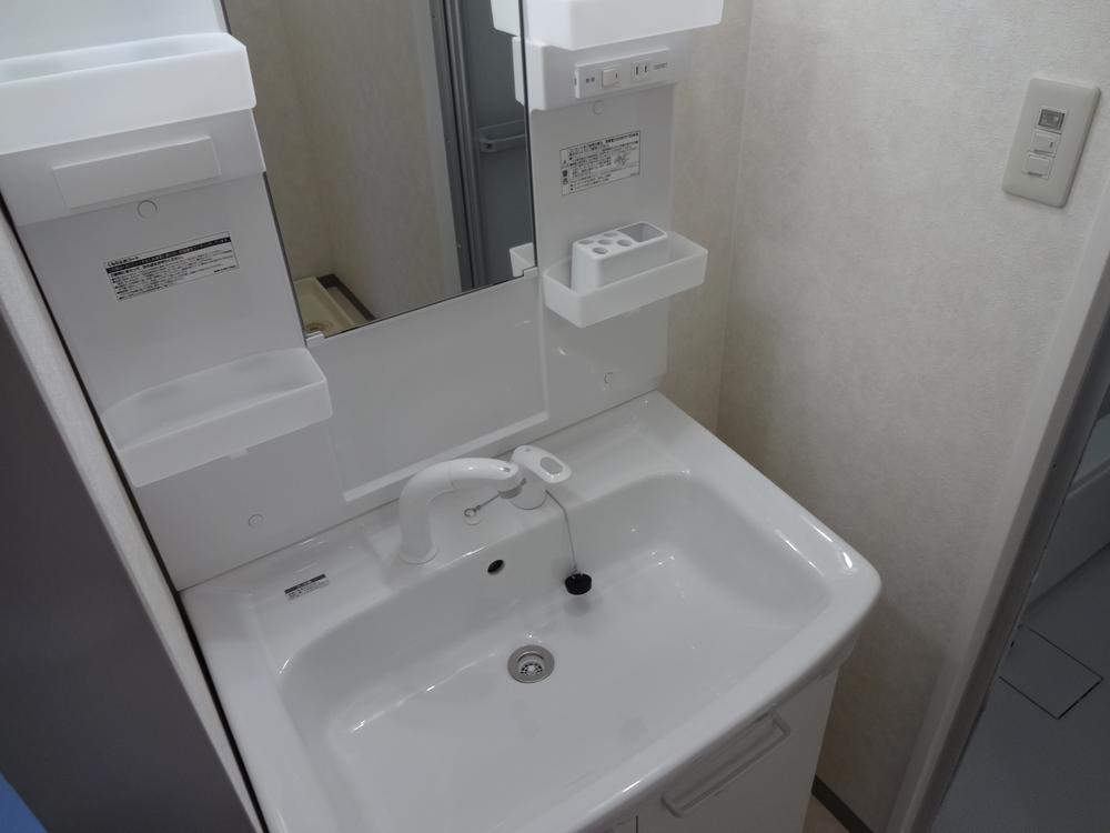 Wash basin, toilet. Room (August 2013) Shooting