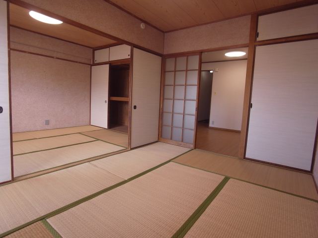 Living and room. 6 Pledge Japanese-style room