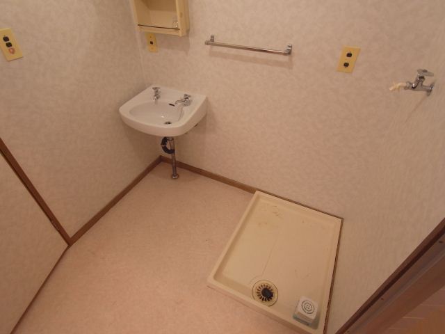 Washroom. Indoor Laundry Storage ・ Wash