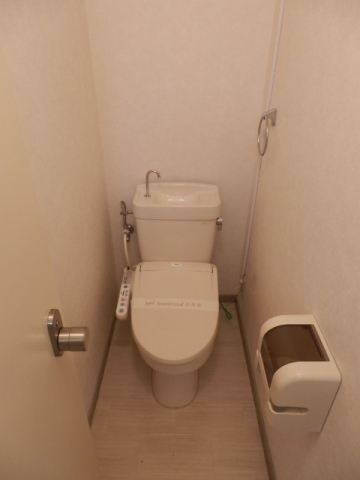 Toilet.  ☆ It is with a bidet ☆ 