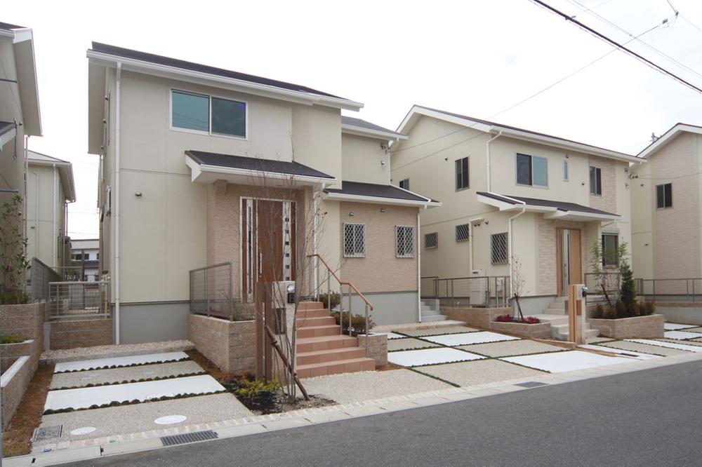 Local appearance photo. 2 ・ 3 Building appearance Frontage is wide residence (December 2013) Shooting