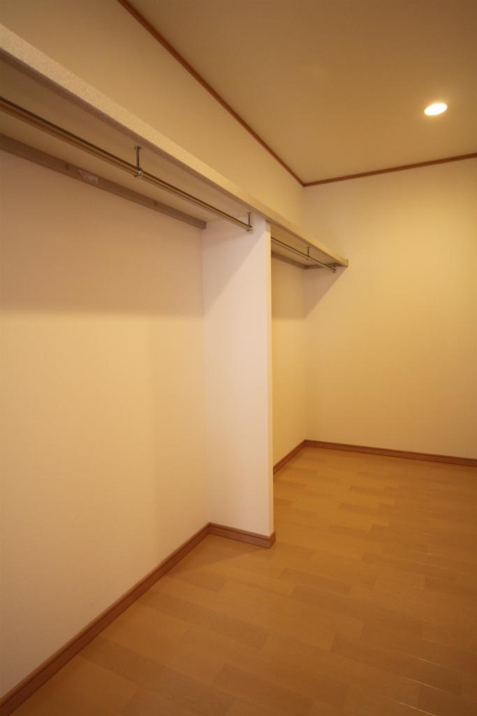 Receipt. Building 2 walk-in closet 4 tatami also boasts a wide storage (December 2013) Shooting