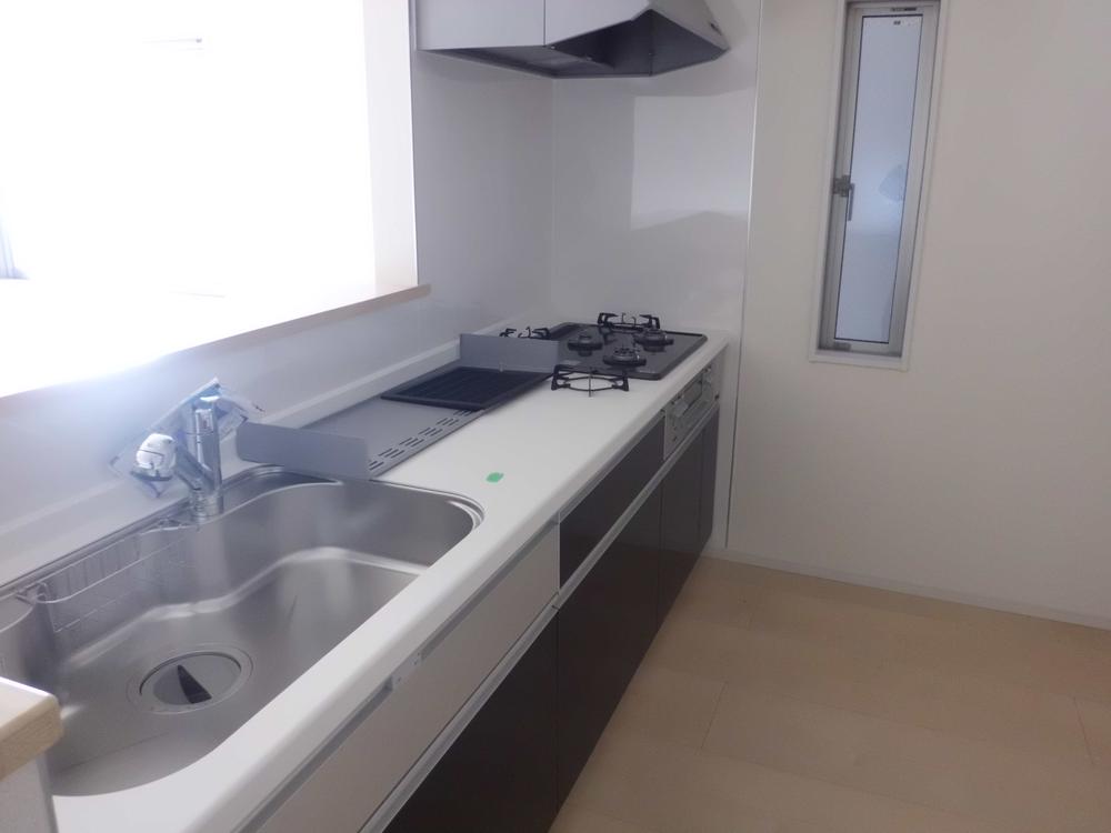 Kitchen. Enameled steel top stove ・ Water purifier with hand shower faucet ・ Artificial marble countertops ・ Underfloor storage