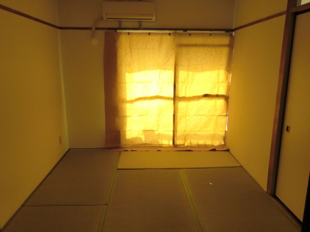 Living and room. South-facing sunny Japanese-style