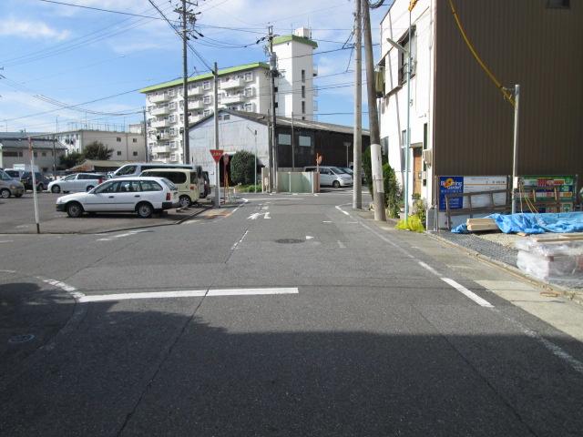 Local photos, including front road. Frontal road 2013 November 14 shooting