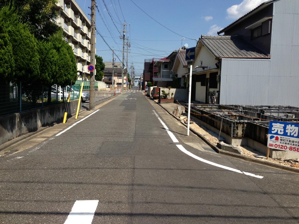 Local photos, including front road. North front road 5.38 ~ 5.39m