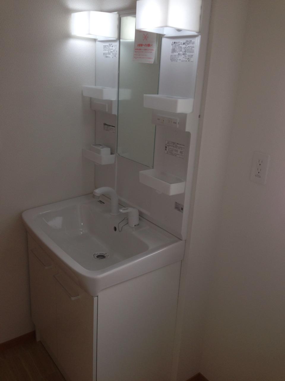 Wash basin, toilet. Shampoo dresser! ! 