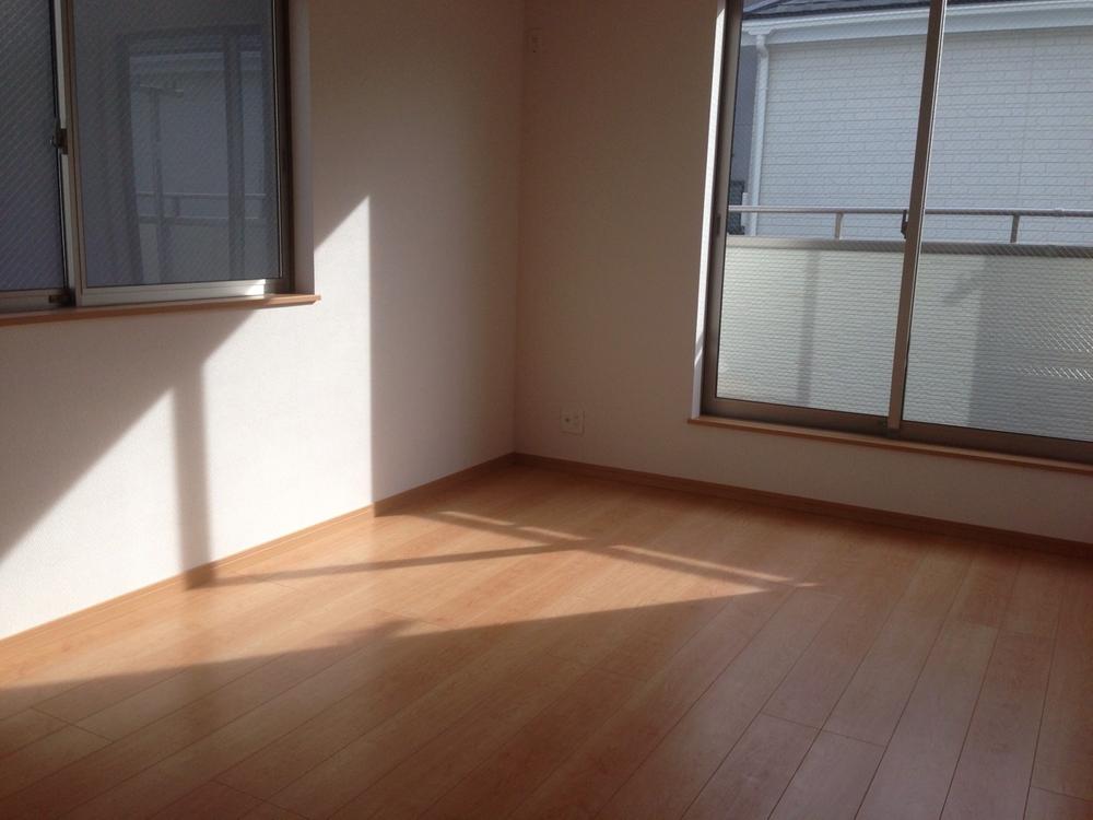 Non-living room. Bright two-sided lighting Western-style