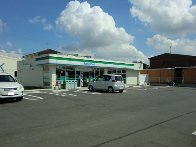 Convenience store. 500m to Family Mart (convenience store)