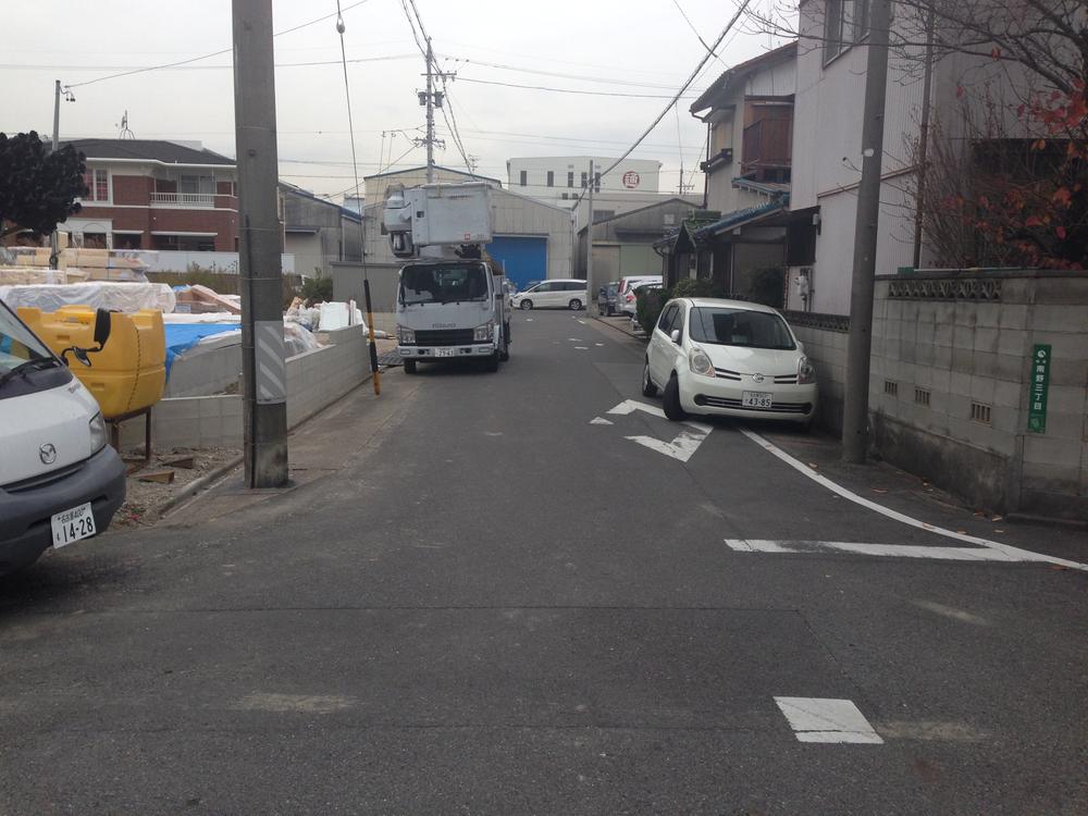 Local photos, including front road. East front road 6.5m