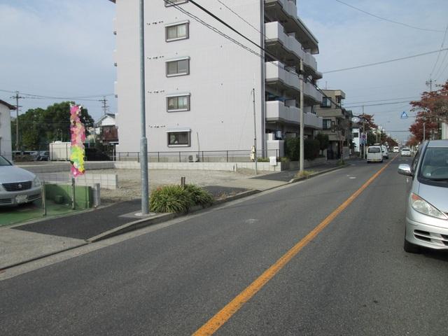 Local photos, including front road. Frontal road 2013 October 31, 2008 shooting