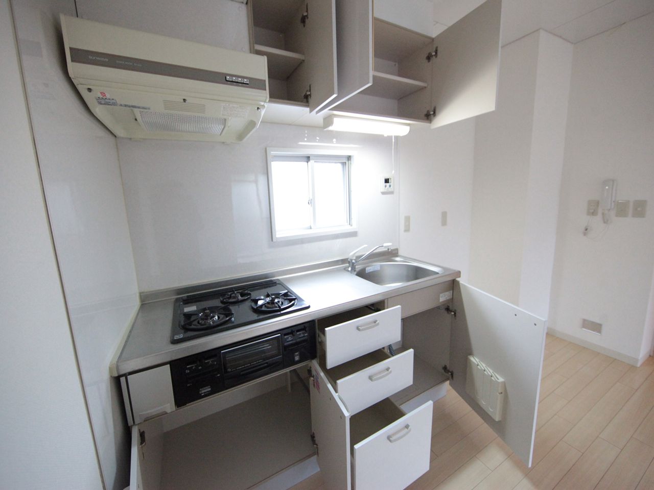 Kitchen. System kitchen (gas three-necked ・ With grill) With window