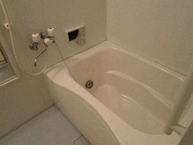 Bath. Warm daily with additional heating! 