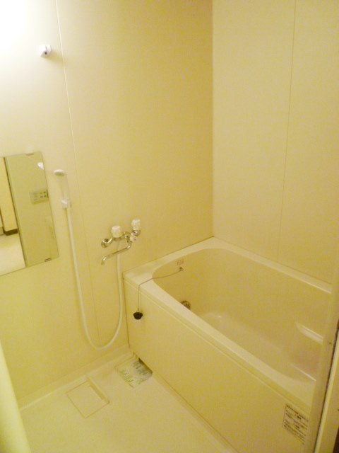 Bath. Bathroom (add 焚給 hot water)