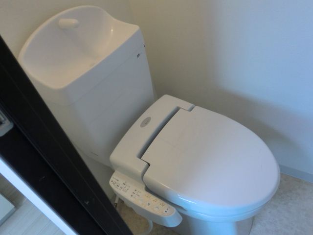 Toilet. Bidet!