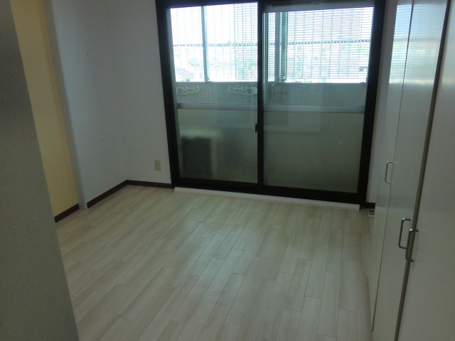 Living and room. Fashionable white flooring!