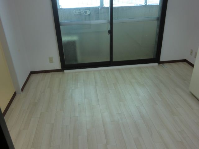 Living and room. Spacious Western-style room!