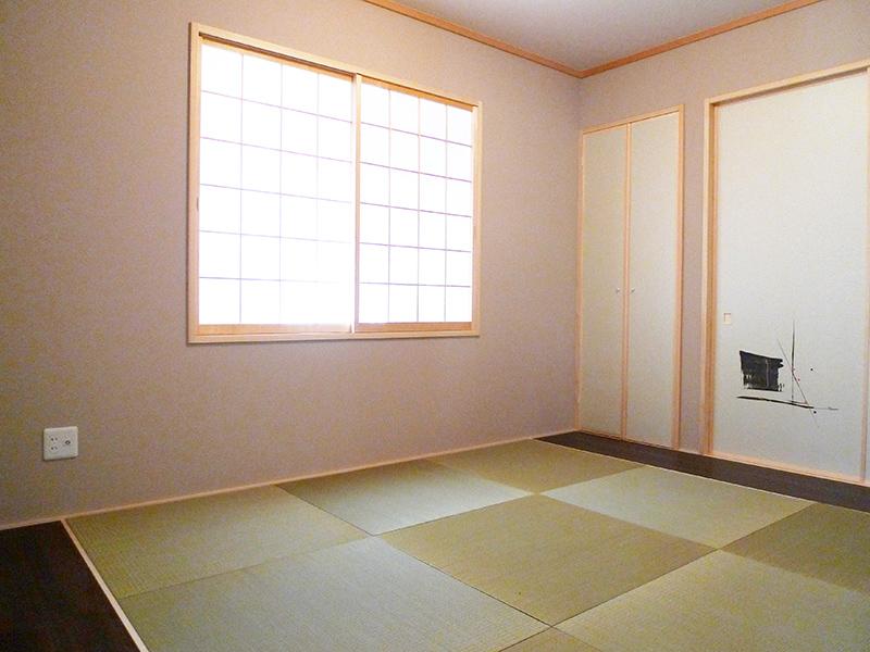 Non-living room. Japanese-style room (2013.03.22 shooting) It is Ryukyu tatami and wooden Japanese-style room. 