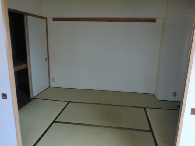 Living and room. Japanese-style room to settle! 