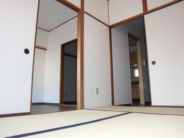 Living and room. Japanese-style room is a 6-tatami rooms.