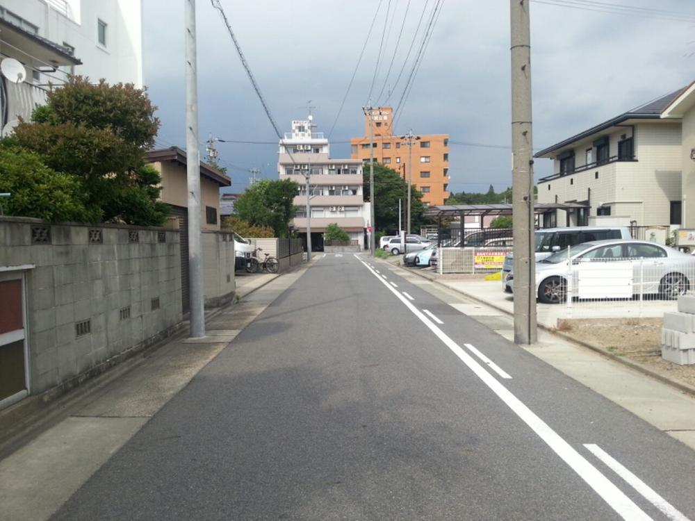 Local photos, including front road. Front road 6.3m