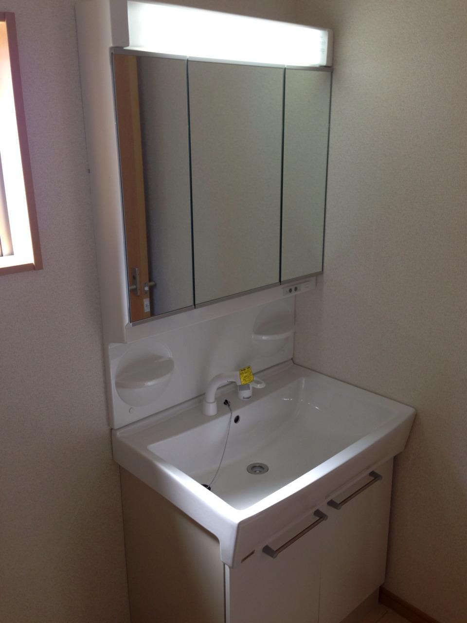 Wash basin, toilet. Three-sided mirror Shampoo dresser